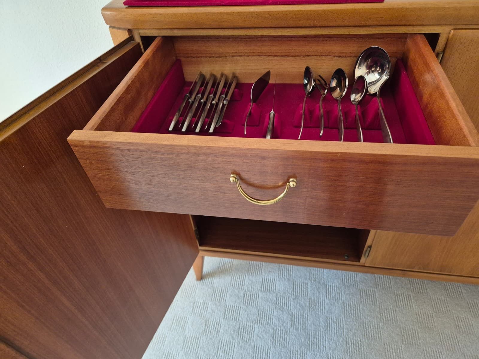 Credenze: Vintage Sideboard/Buffet, Nussbaum – Usato da Winterthur venduto da Sarafina66 4