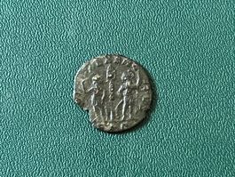 Antike Münze römisch mit Figuren