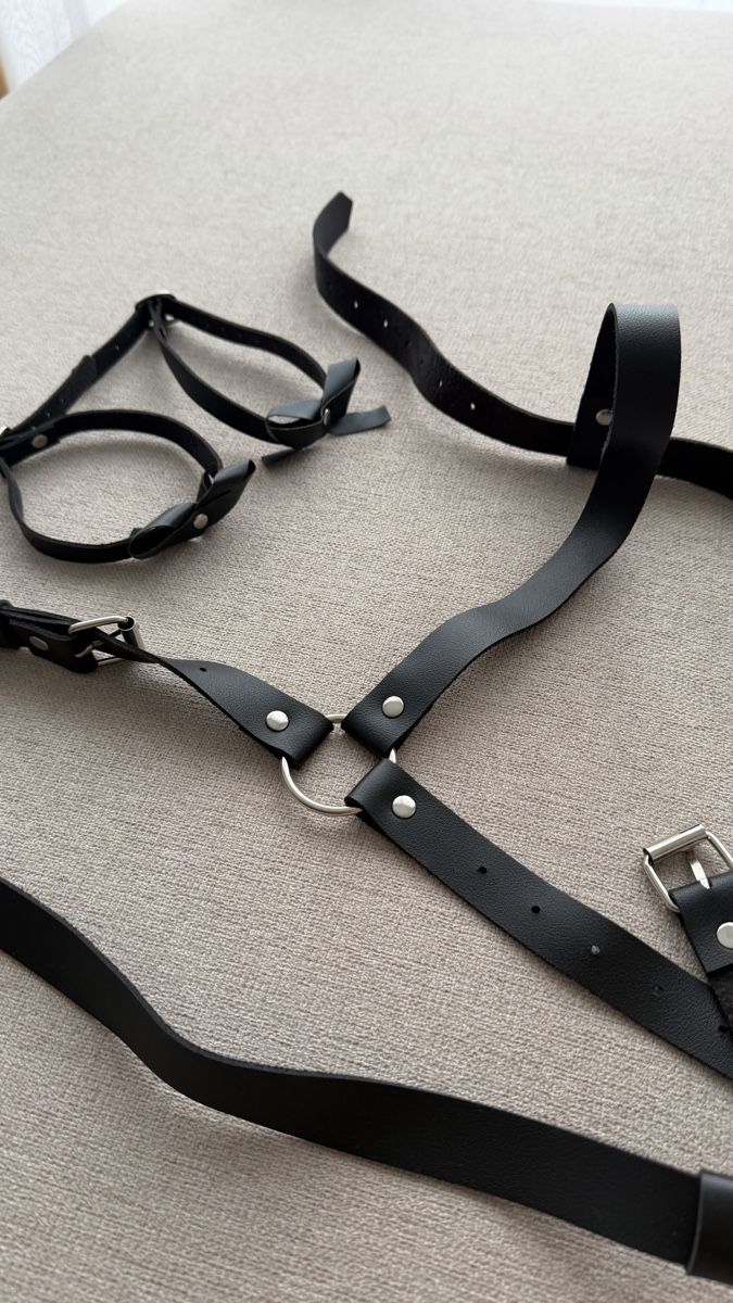 Costumi: Schwarzes Leder Set, verstellbar, neu! – Nuovo (secondo la descrizione) da Güttingen venduto da Annuschka17 2