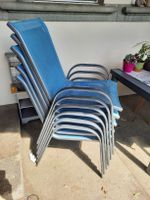 blaue, leichte Gartentstühle