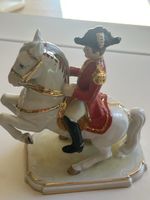 Porzellanfigur Reiter mit Pferd, auf Sockel, vergoldet(I34)