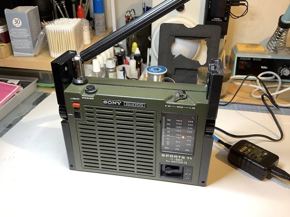 Radio-réveil Sony ICF-C111L – Capte FM, MW Et LW, Look Argenté Chic