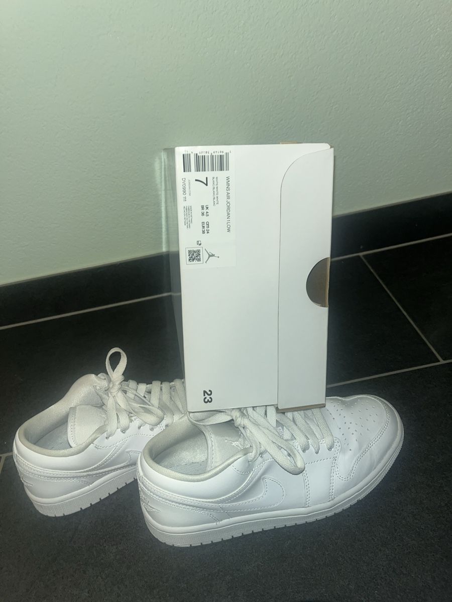 Jordan Herrenschuhe: Air Jordan 1 Low Triple White – Gebraucht aus Neftenbach von anisha_capone 7