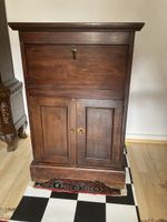 Antiker Holzschrank - wunderschön geschnitzten Seitenteilen