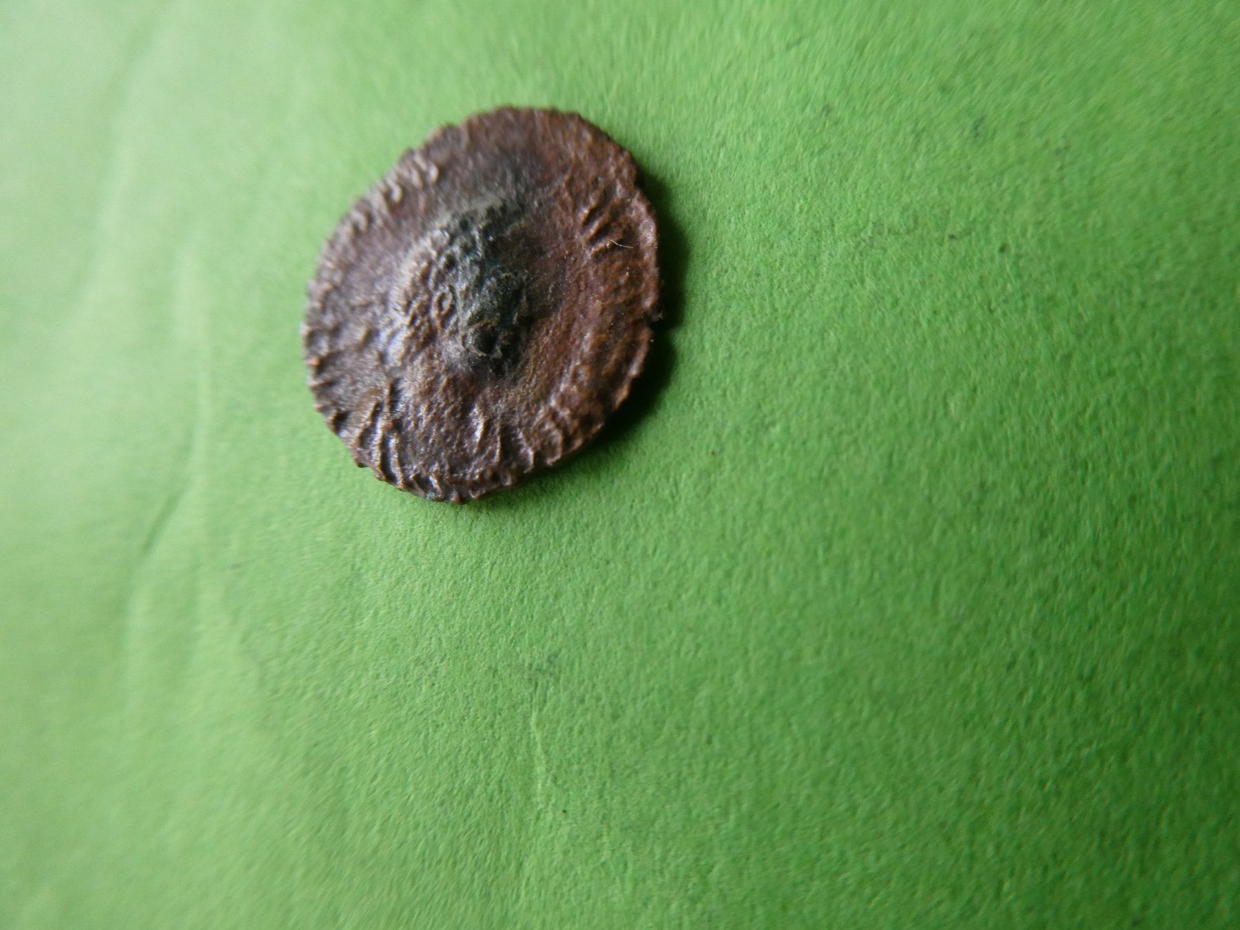 Tutti le monete: uralte Bronzemünze 12 mm     0.55 g – Usato da Hinterforst venduto da Rohusri 1