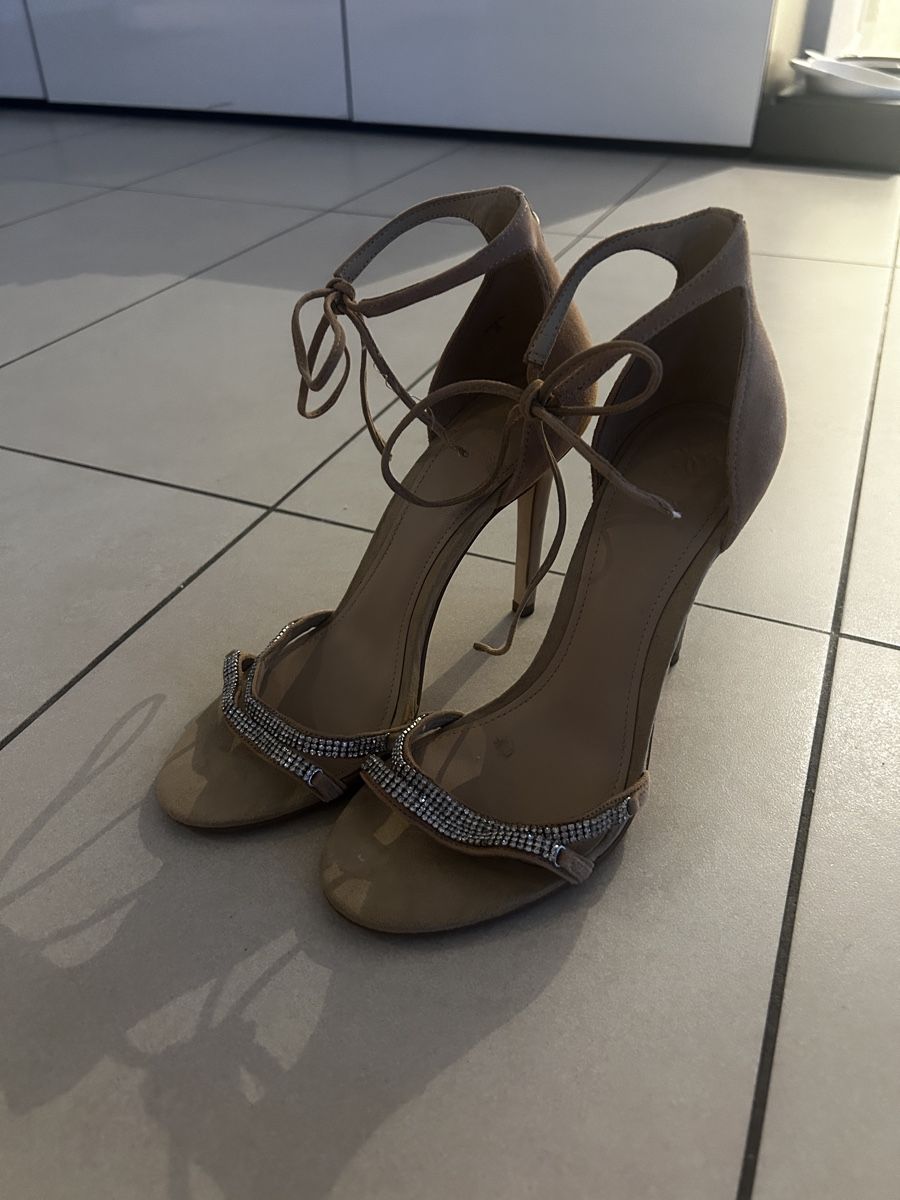 Guess Scarpe da donna: Guess Absatzschuhe mit Strasssteinen – Usato da Horw venduto da just_one_haru 3