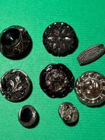 Schwarze Glasknöpfe mit Silber bedampft