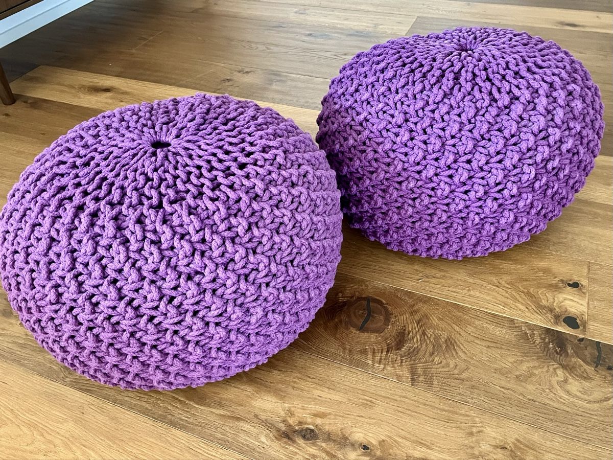 Micasa Hocker: Schöner Puff / Sitzhocker 2, violett in robustem Strick Look – Gebraucht aus Flawil von Maus21