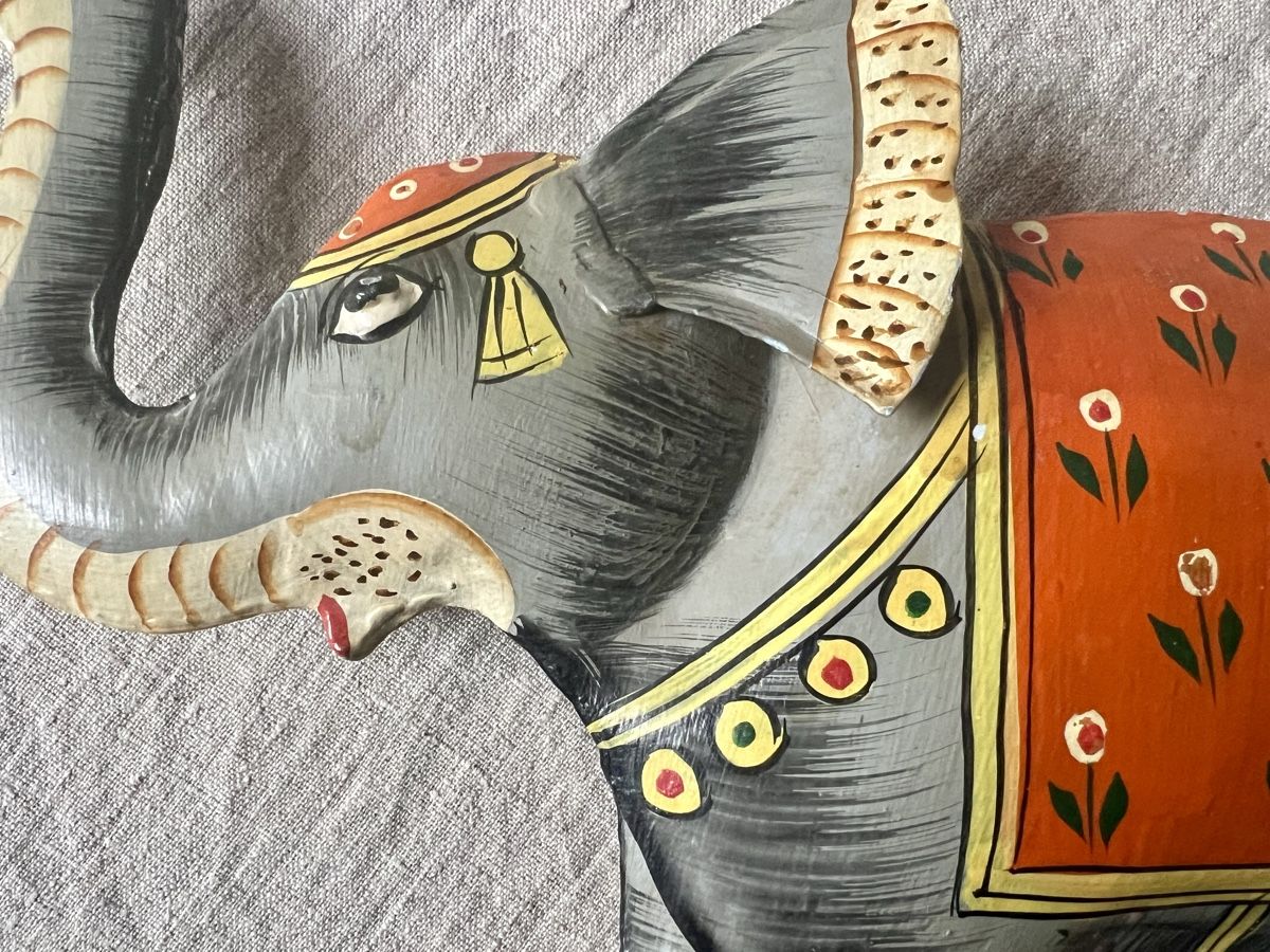 Skulpturen & Statuen: Éléphant décoratif en métal peint main, Inde – Neu (gemäss Beschreibung) aus Genève von DELIRBEADS 7