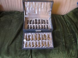 Schachfiguren Messing und Stahl in Original Koffer Sehr Alt