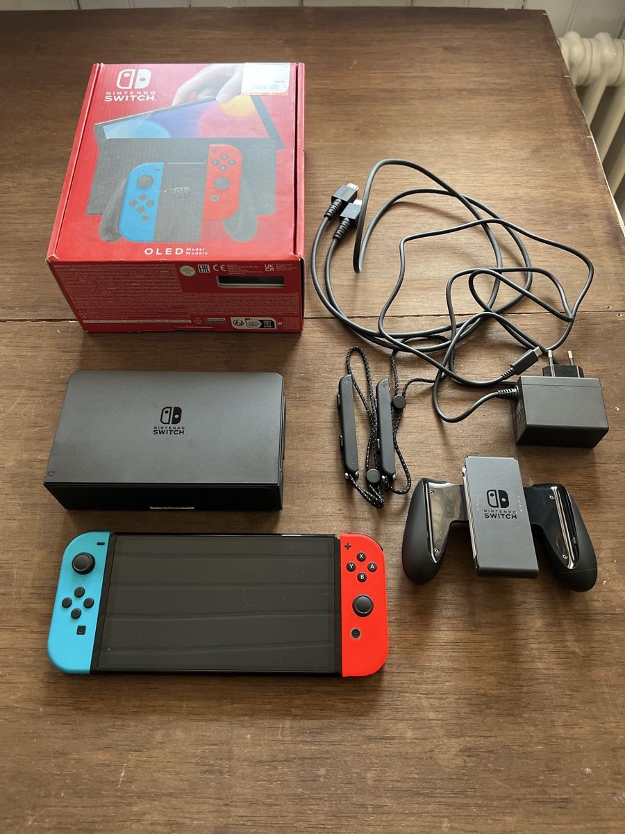 Nintendo Console: Console Nintendo Switch OLED bleu rouge avec emballage – Nuovo (secondo la descrizione) da Charmey (Gruyère) venduto da ya_12