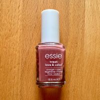 Essie Nagellack "berry best"