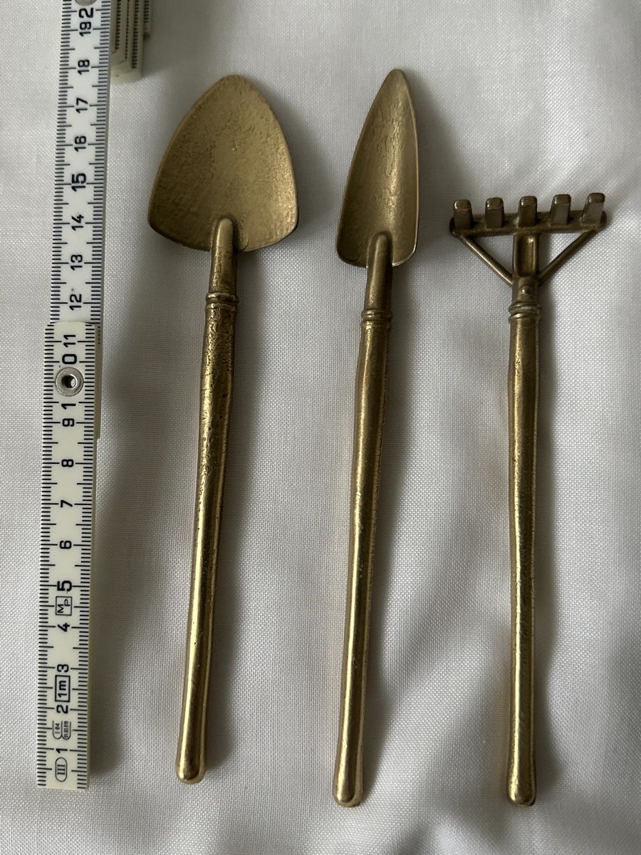 Alle Dekorationen: Messing Krug mit Gartengeräte Deko Vintage – Gebraucht aus Zürich von Chaeffeler 3