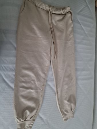 Coole hose in Beige leichtem Glanz - Ideal für den Frühling!