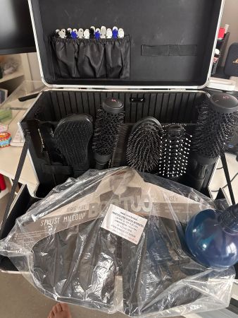 Coiffeur Koffer mit diversen Utensilien