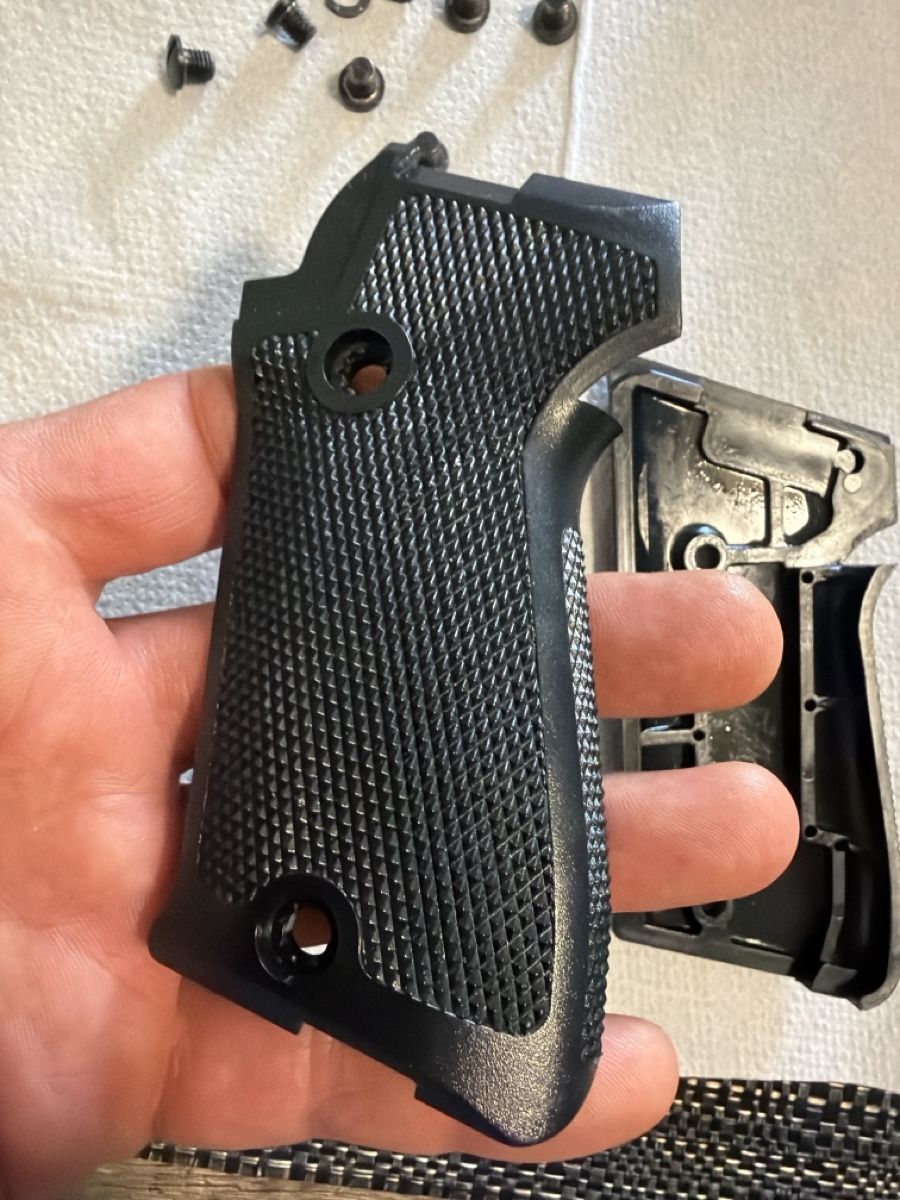 Schweizer Armee Uniformen: Sig P75 ou P220  – Gebraucht aus Lausanne von Erion2015 2