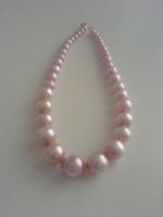 Collana di perle rosa-brillante