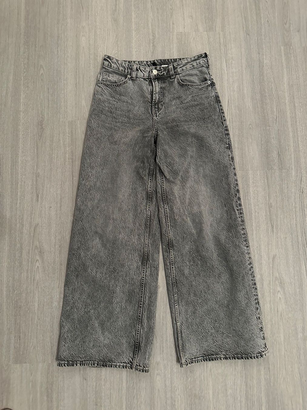 H&M Jeans: graue Wide Leg Jeans – Usato da Liestal venduto da Cliestal
