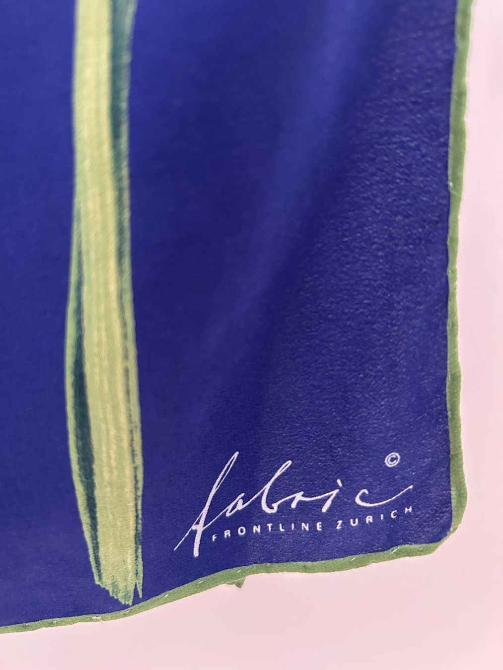 Fabric Frontline Foulards, Tücher & Schals: Frontline Seidenschal, handroulliert 46x132 cm. – Gebraucht aus Horn von Resvi 2
