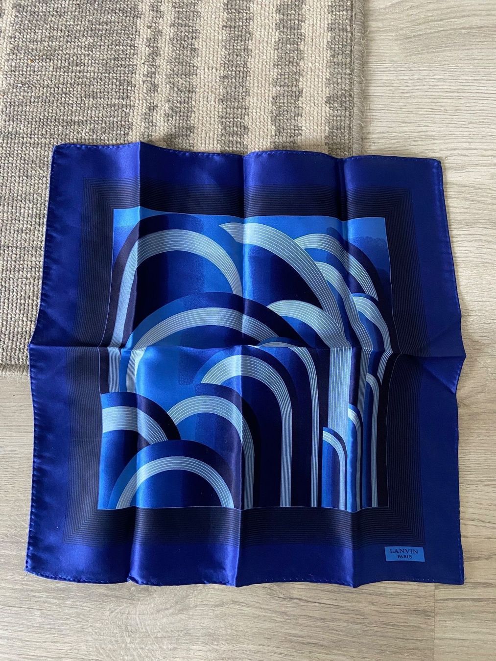 Lanvin Foulard & Sciarpe: Foulard LANVIN paris – Usato da Montreux venduto da Perledor