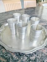 Lot 6 gobelets étain fin + plateau gravé offert
