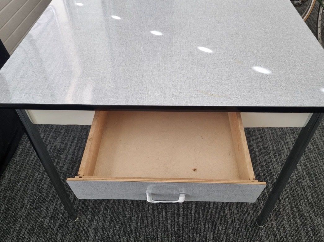 Tavoli: Kelco Tisch mit Schublade grau 1950er. plus 2 Hocker – Usato da Uzwil venduto da wahsaga 1