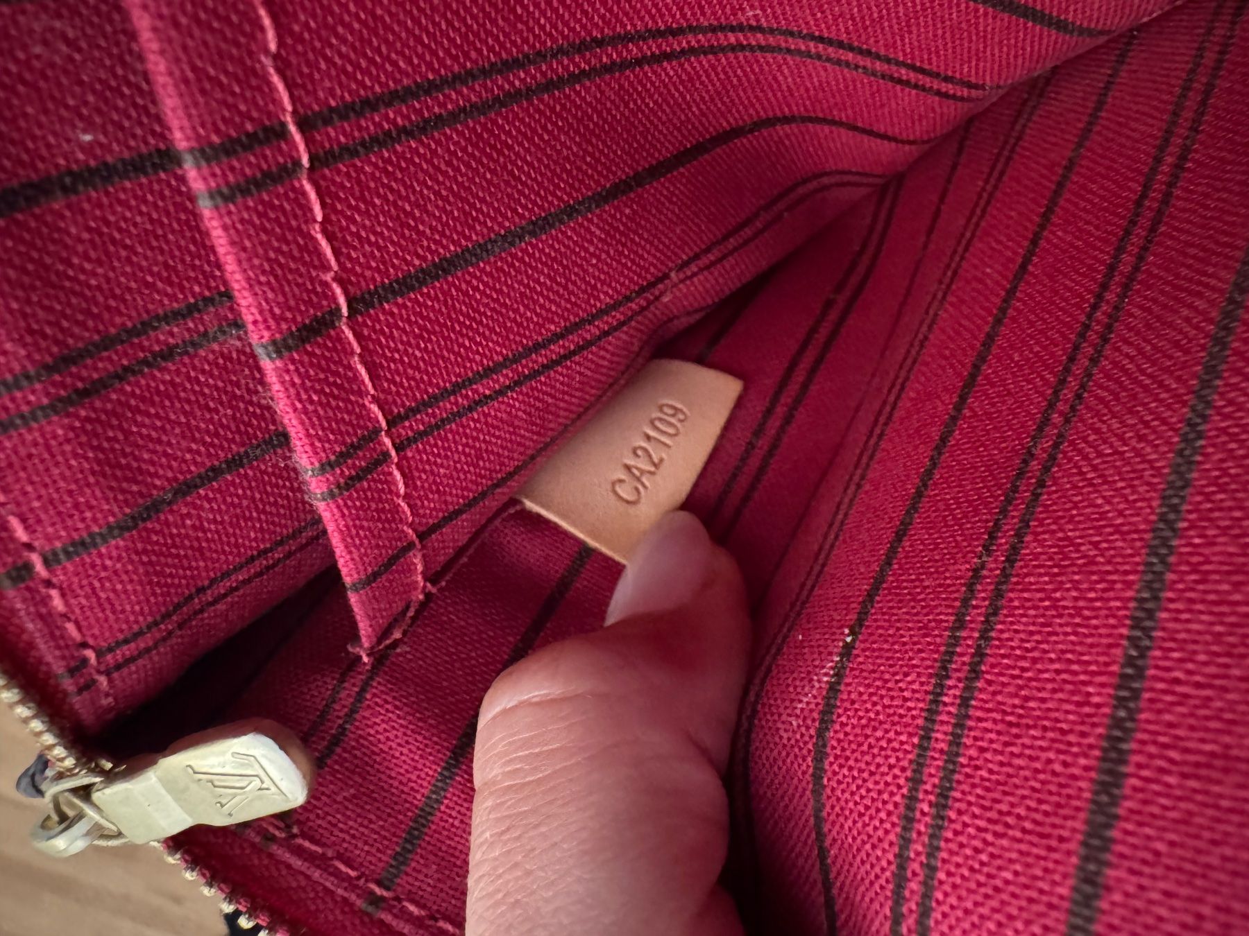 Louis Vuitton Custodie per cosmetici: Neverfull Pochette Louis Vuitton – Nuovo (secondo la descrizione) da Zürich venduto da pri_8z7k 2