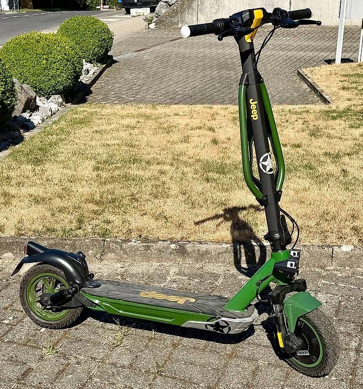 Scooters: 2x Jeep JAD Advanced Safety E-Scooter - Top Zustand – Gebraucht aus Langnau i. E. von Iofner 1