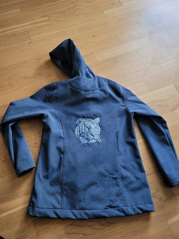 Giacche: Softshelljacke selbst genäht und bestickt  Grösse 158/164 – Nuovo (secondo la descrizione) da Lyss venduto da Infinia 2