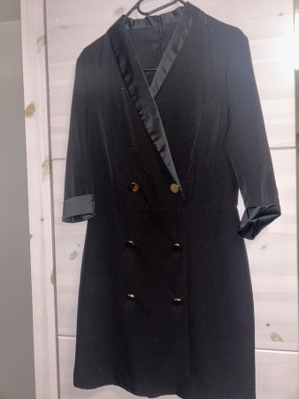 Robe noire élégante avec boutons dorés - Taille S