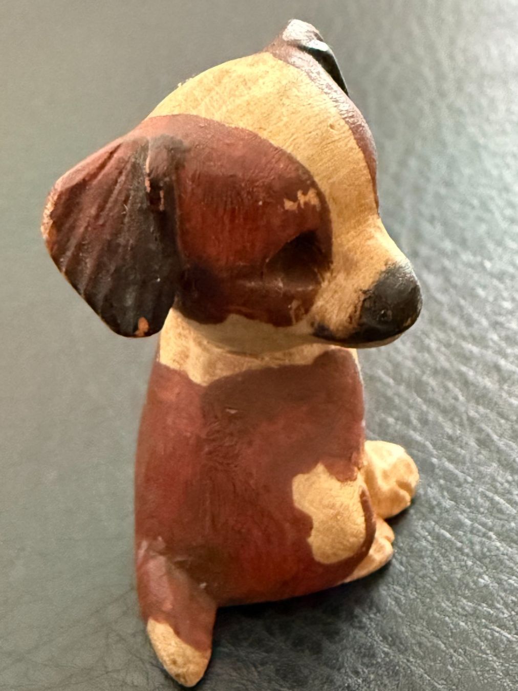 Statuette: kleiner Hund hangeschnitzt – Usato da Subingen venduto da ArtBead 1