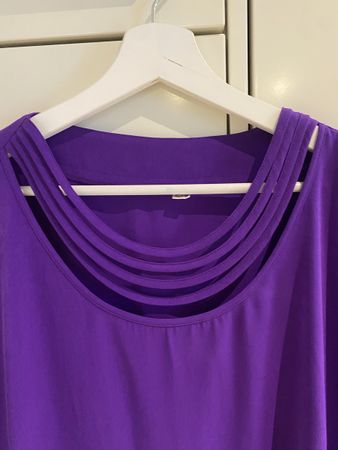 Lila Blusenshirt mit dekorativem Ausschnitt  Gr. 44