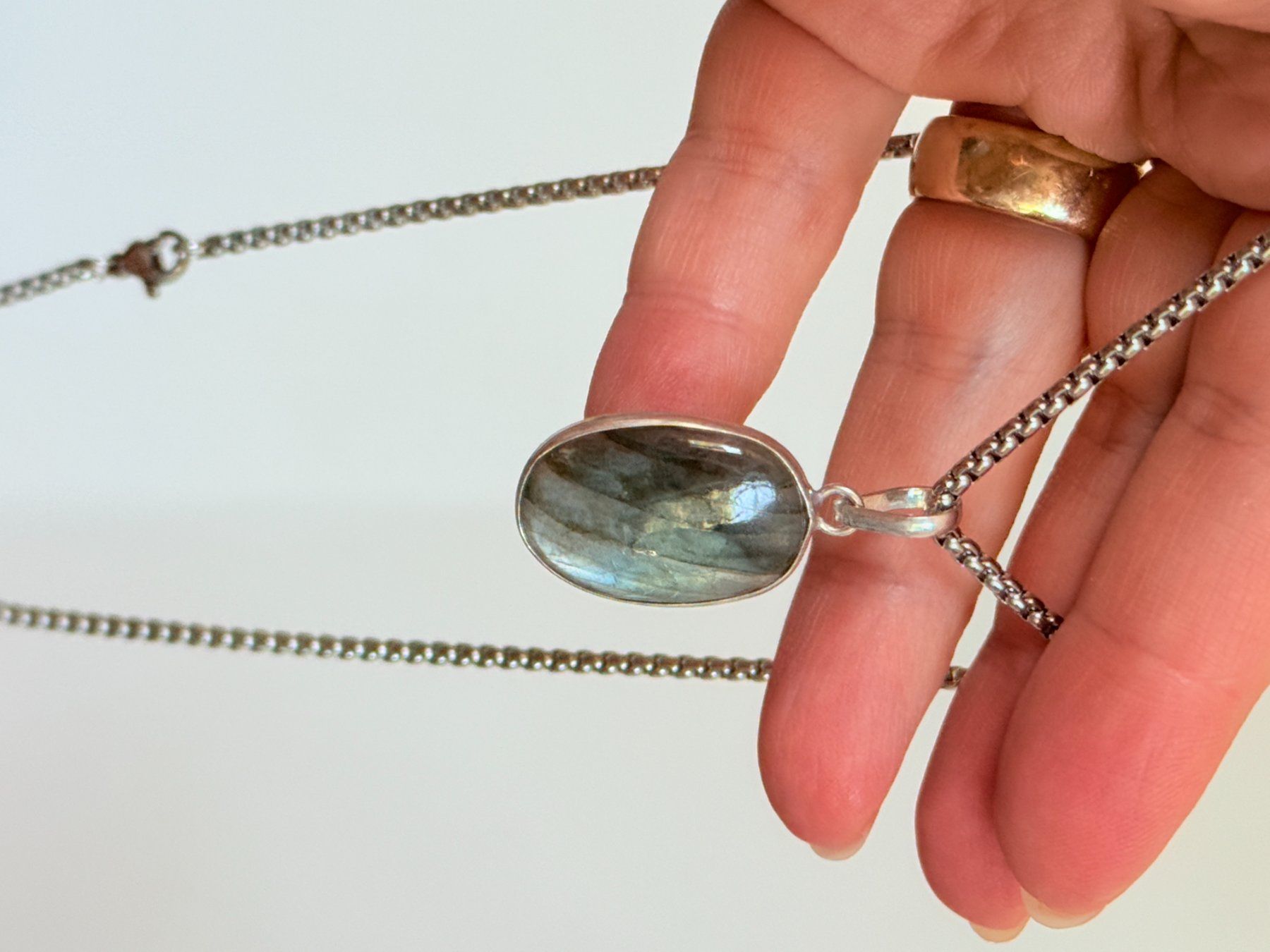Catenine: Pendentif Labradorite et chaîne. Oval. – Nuovo e nell'imballaggio originale da Genève venduto da AWWA 2