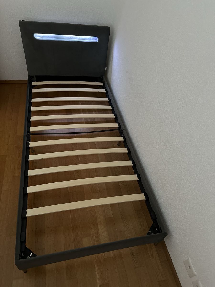 Letti: Graues Bettgestell mit Lattenrost und LED Licht – Nuovo (secondo la descrizione) da Bettlach venduto da Kvety 1