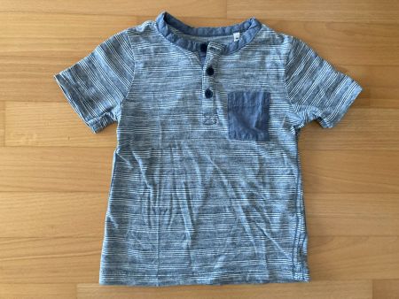 T-Shirt mit 3 Knöpfen und Brusttaschen