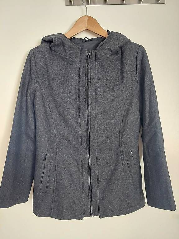 Giacche: Graue Jacke mit Kapuze – Usato da Gossau SG venduto da sus_bkb7
