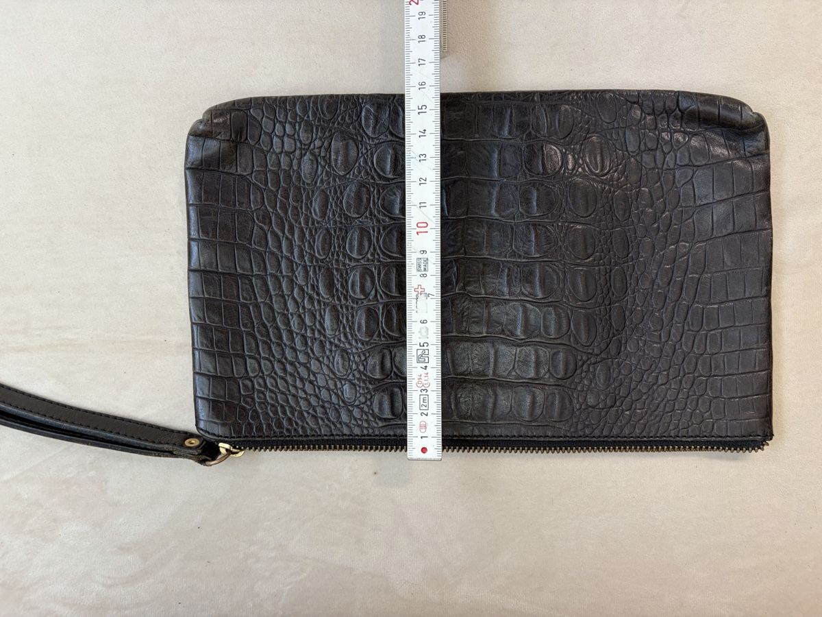 Massimo Dutti Borse: Massimo Dutti Clutch Kroko Optik Schwarz mit Staubbeutel – Usato da Niederrohrdorf venduto da mitchelicious 2