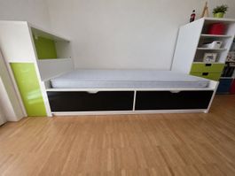 Praktisches Kinderbett (IKEA FLAXA) mit viel Stauraum