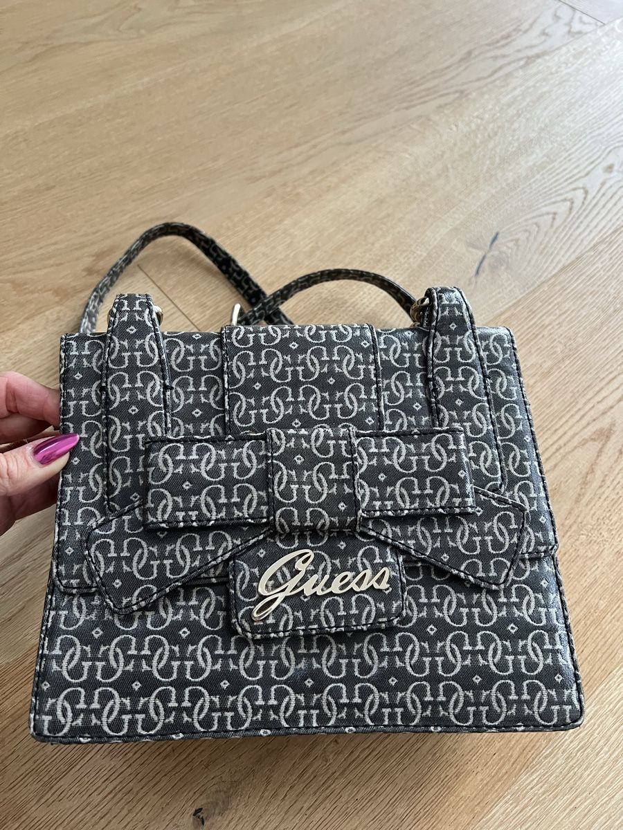Guess Borse da donna: Handtasche Guess Logo Muster neuwertig – Usato da Herbligen venduto da nic_q8yn