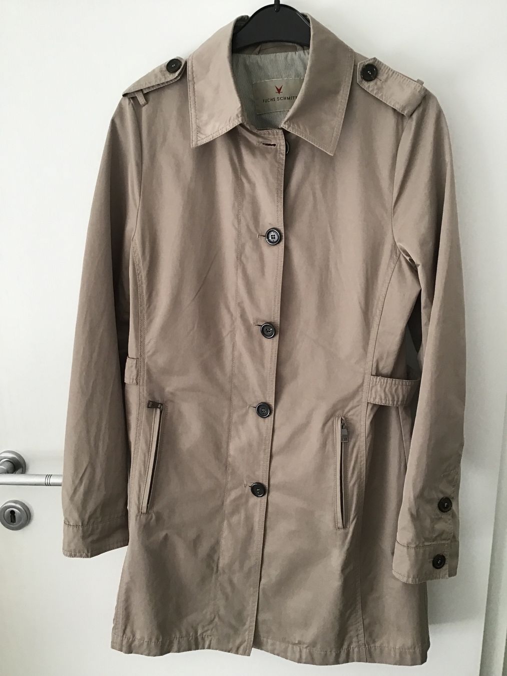 Fuchs Schmitt Cappotti: FUCHS SCHMITT REGENMANTEL KURZ BEIGE GR. 36 – Usato da Glattfelden venduto da ire_w6h2