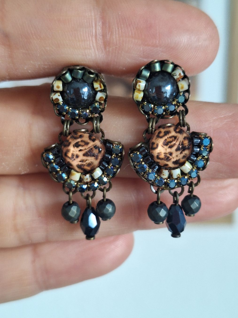 Boucles d'oreille: Ohrringe mit Leo-Muster und Perlen – D'occasion à Luzern par j.p