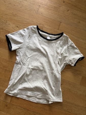 T-shirt femme gris taille M bordure noire bon état