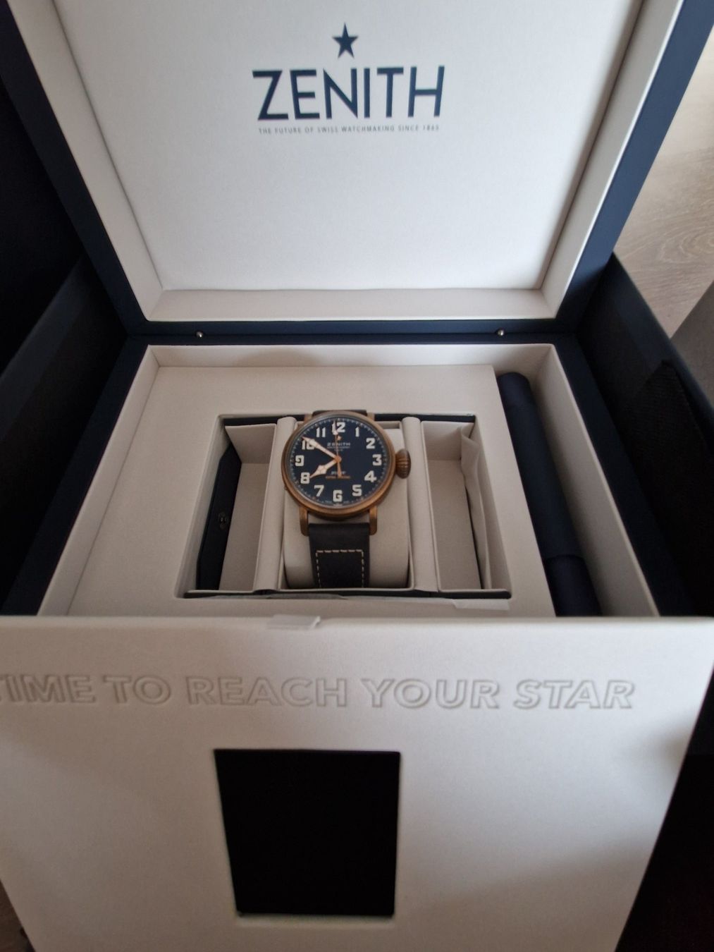 Zenith Montres: NEU ZENITH "PILOT TYPE 20 EXTRA SPECIAL" 07.2026 NP 7'400CHF – Neuf avec emballage d'origine à Neftenbach par Taschen-Uhren