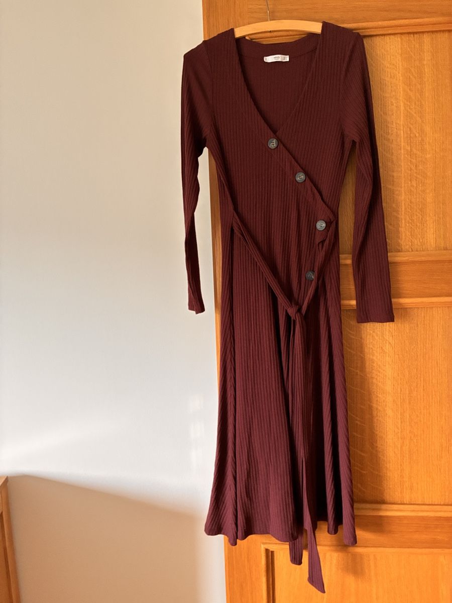 Mango Kleider: Mango Burgundy Ribbed Wrap Dress Size M – Gebraucht aus Untersiggenthal von mic_ksv9