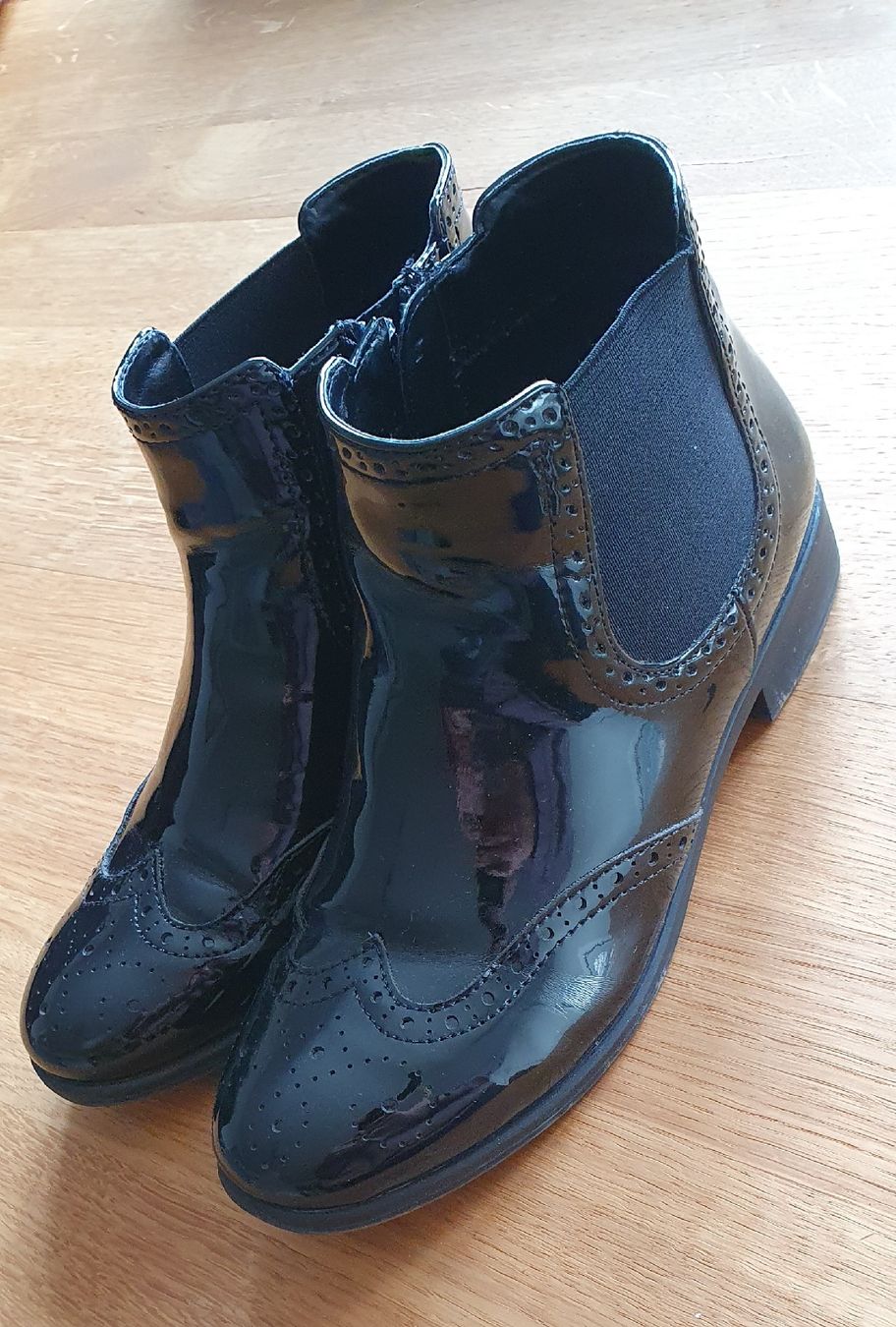 Damenschuhe: schwarze Lack Stiefeletten Grösse 37 – Gebraucht aus Goldach von nikkaaa