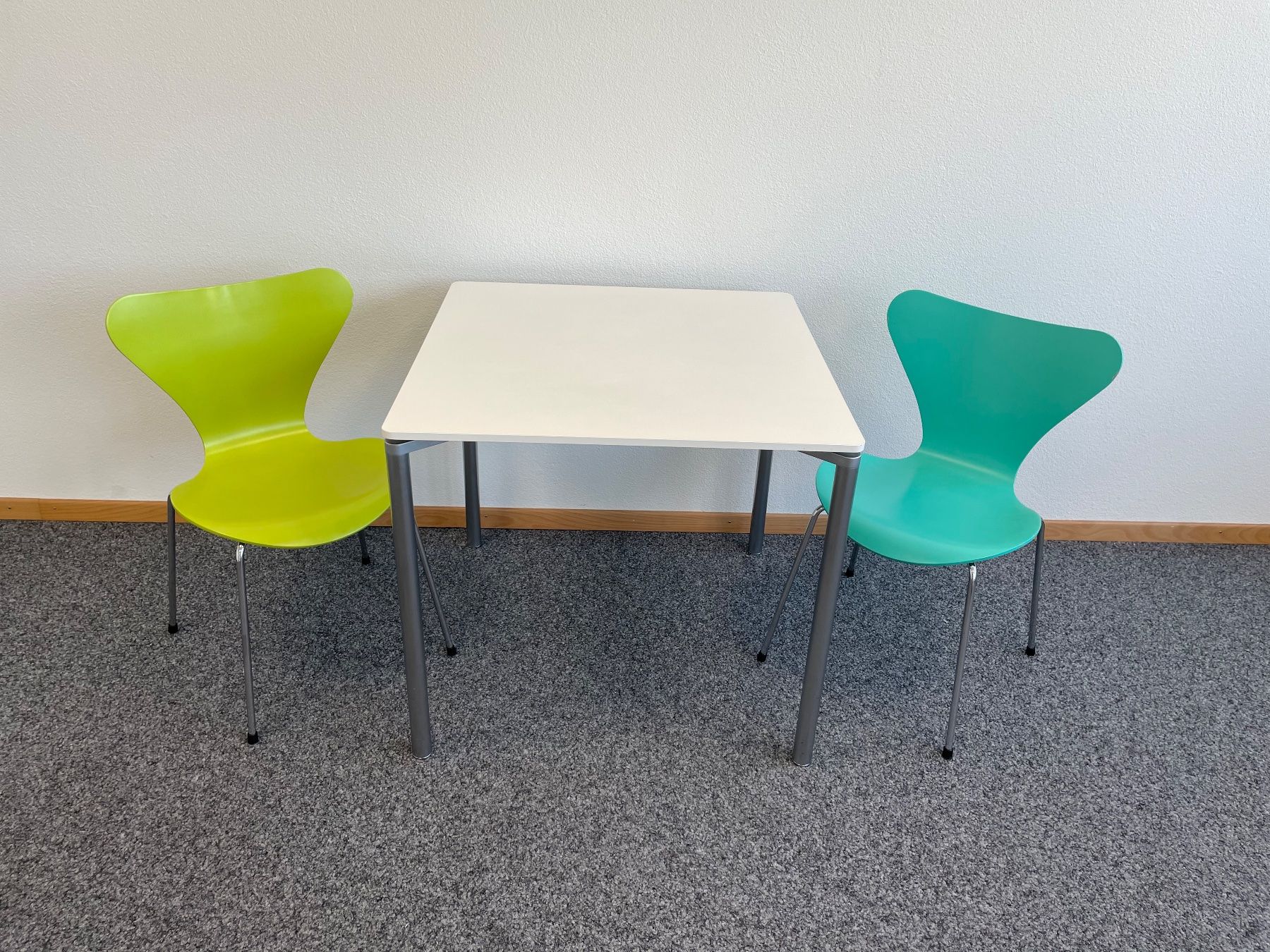 Fritz Hansen Tavoli: 2 Fritz Hansen Designer Tische – Usato da Grenchen venduto da Design-Outlet 3