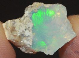 Edelstein L-7886 – Äthiopischer Welo Opal roh 19x14mm 7,25 K