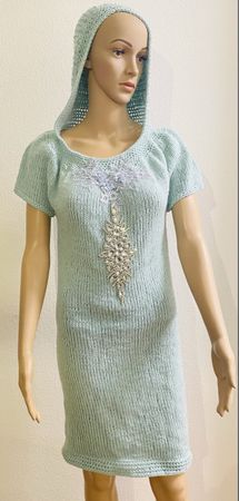 Strickkleid mit Kapuze und Strassapplikation Gr. M