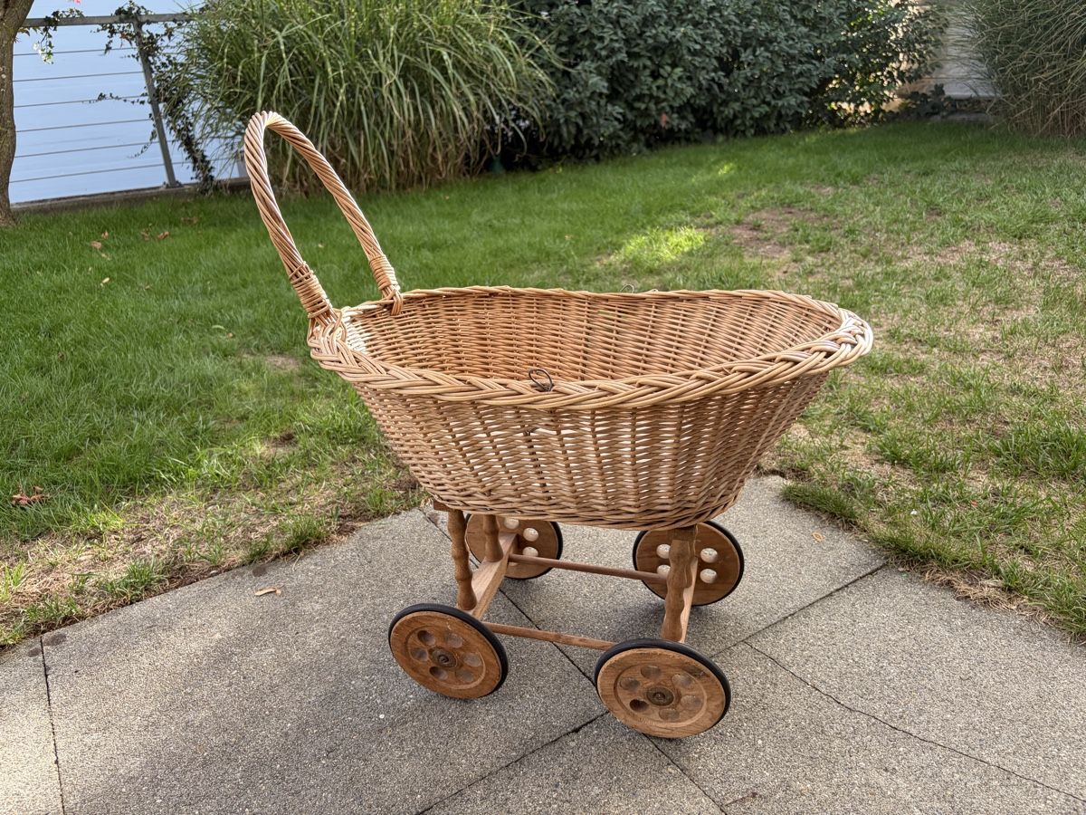 Carrozzine per bambole: Kinderwagen Weidenkorb – Usato da Uster venduto da steursk