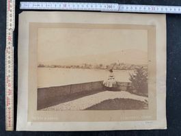 Vevey VD Frau am Genfersee Charnaux Foto auf Karton